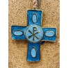 Croix en bronze d'art bleue avec chrisme, petit format (7.5 cm), Partant