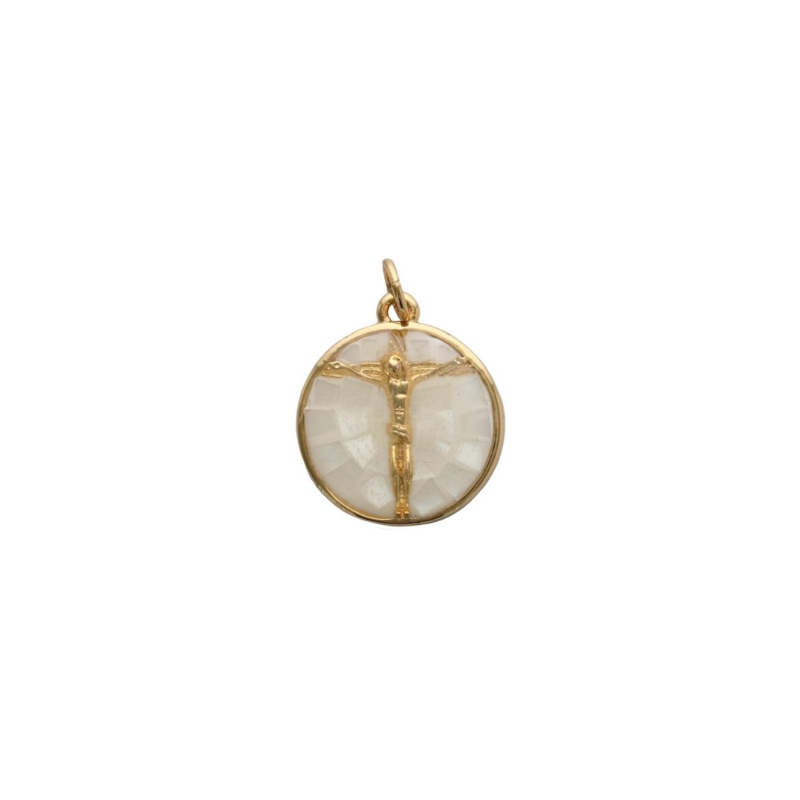 Pendentif médaille coquille naturelle avec Christ en croix en laiton,  1.5 cm