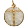 Pendentif médaille coquille naturelle avec Christ en croix en laiton,  1.5 cm