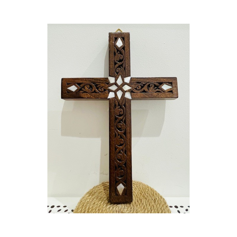Croix ciselée en bois de conifère, incrustation nacre, Maaloula, Syrie
