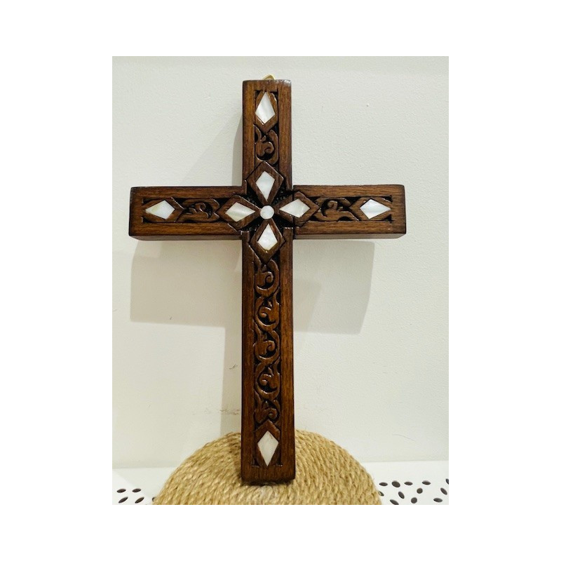 Croix ciselée en bois de conifère, incrustation nacre, Maaloula, Syrie