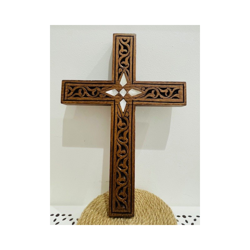 Croix ciselée en bois de conifère, incrustation nacre, Maaloula, Syrie