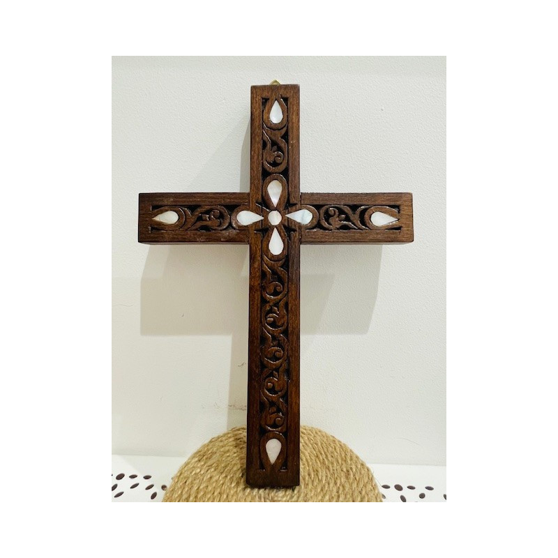 Croix ciselée en bois de conifère, incrustation nacre, Maaloula, Syrie
