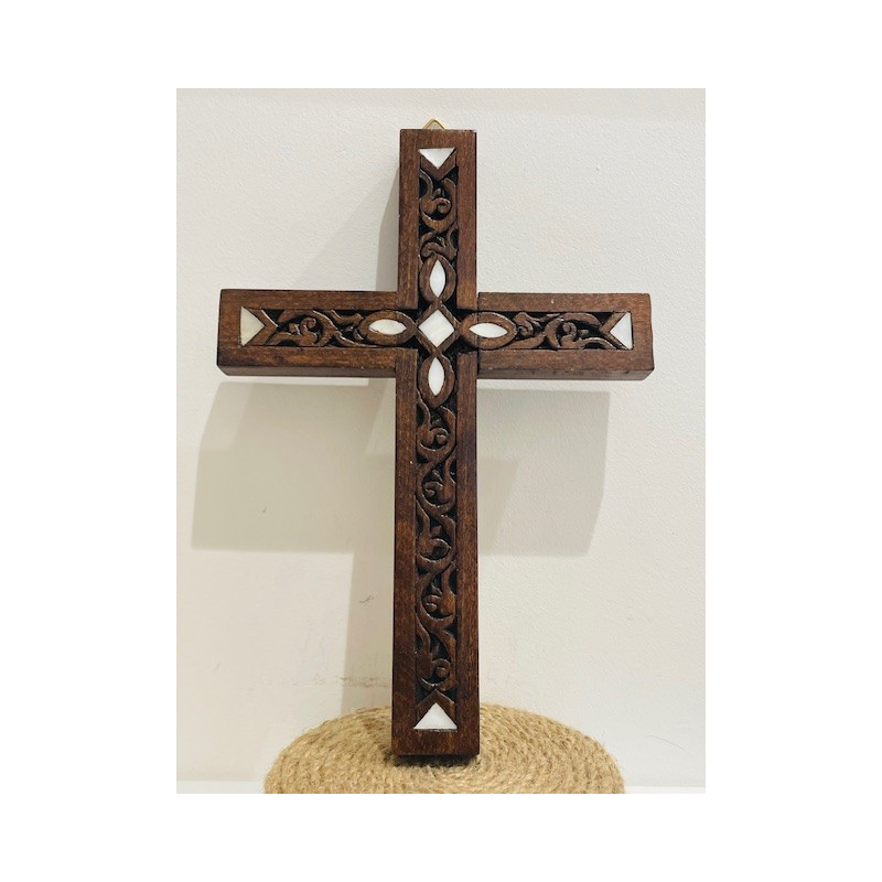 Croix ciselée en bois de conifère, incrustation nacre, Maaloula, Syrie