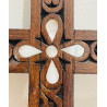 Croix ciselée en bois de conifère, incrustation nacre, Maaloula, Syrie