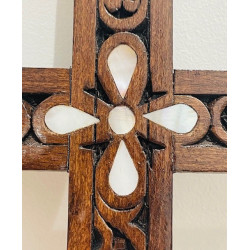 Croix ciselée en bois de conifère, incrustation nacre, Maaloula, Syrie